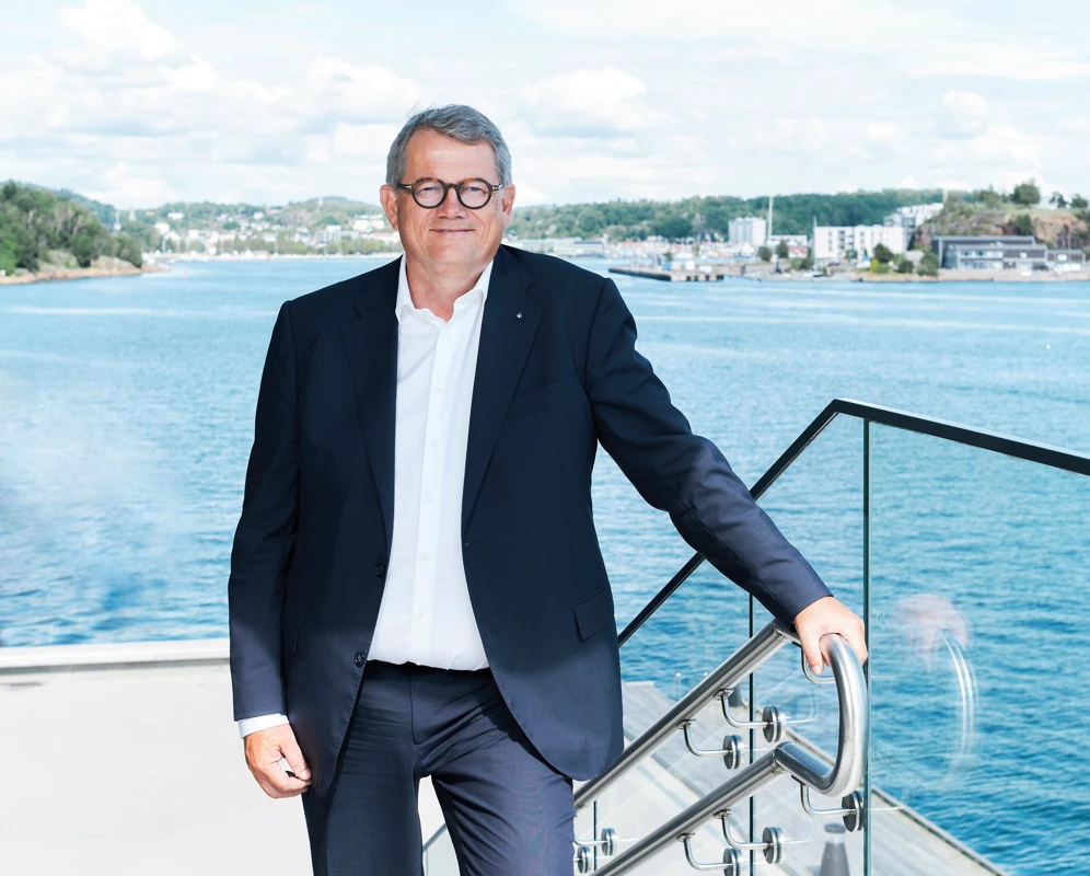 Morten Fon, fjord background